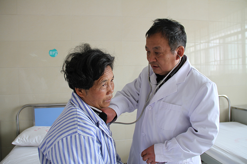 1525224642390556.jpg 云南省医德标兵刘银海.jpg