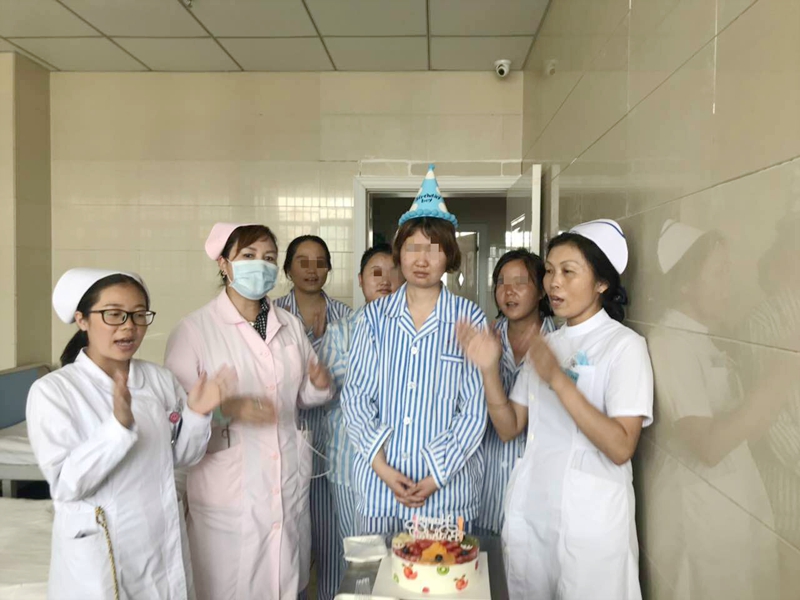 1566527785219188.jpg 1.妇女儿童精神科工作人员给住院患者过生日.jpg
