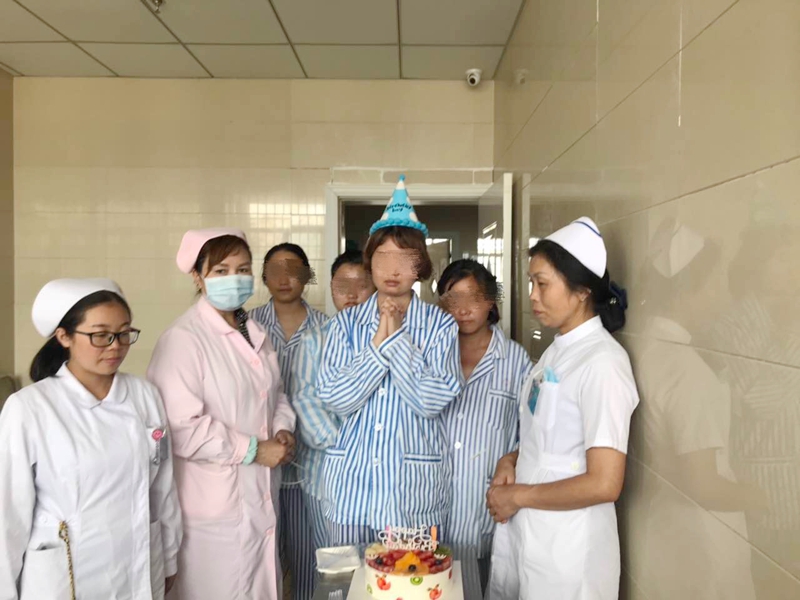1566527796776658.jpg 2.妇女儿童精神科工作人员给住院患者过生日.jpg